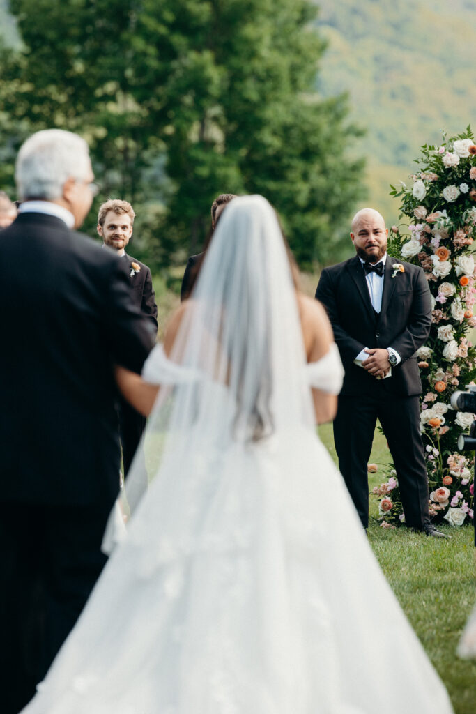 Bride walks down the aisle with dad at Stonewall Estate