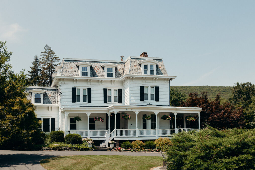 New York wedding photographer captures a wedding at Mountainville Manor