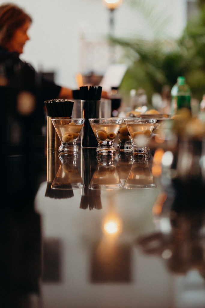 Drinks at Sea Cliff Manor cocktail hour